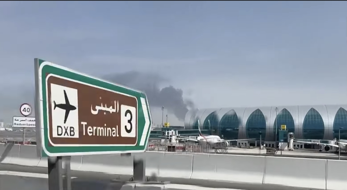 Удар иранского дрона близ аэропорта Дубая. Стоп-кадр видеосюжета MIRROR NOW / YouTube