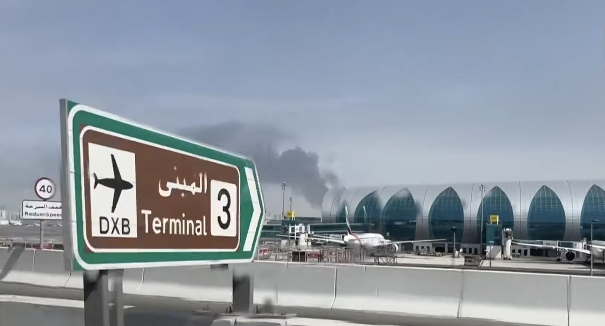 Удар иранского дрона близ аэропорта Дубая. Кадр видеосюжета MIRROR NOW / YouTube
