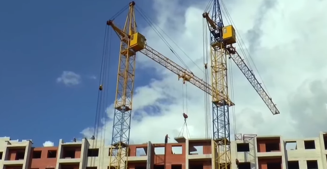 Башенные краны на стройке. Стоп-кадр видео ТЕХНОmagazine, https://vkvideo.ru/video-88291801_456239179?t=10s.
Башенные краны на стройке. Стоп-кадр видео ТЕХНОmagazine, https://vkvideo.ru/video-88291801_456239179?t=10s.