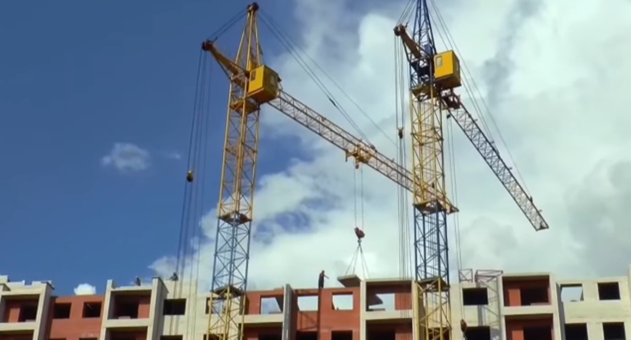 Башенные краны на стройке. Стоп-кадр видео ТЕХНОmagazine, https://vkvideo.ru/video-88291801_456239179?t=10s.
