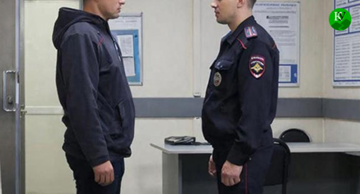 Сотрудник полиции общается с мужчиной. Иллюстрация создана "Кавказским узлом" при помощи ИИ в программе Copilot