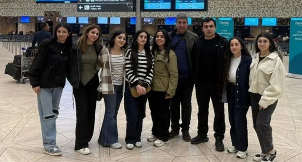 Граждане Армении эвакуированные из Кувейта. Фото: https://www.facebook.com/Newsarmenia.am/posts принадлежит компании Meta деятельность которой запрещена в России Граждане Армении эвакуированные из Кувейта. Фото: https://www.facebook.com/Newsarmenia.am/posts принадлежит компании Meta деятельность которой запрещена в России