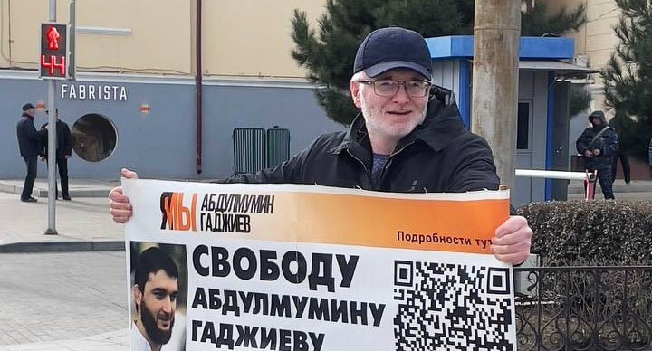 Магомед Магомедов в одиночном пикете. Фото: Телеграм канал "Черновик" Магомед Магомедов в одиночном пикете. Фото: Телеграм канал "Черновик"