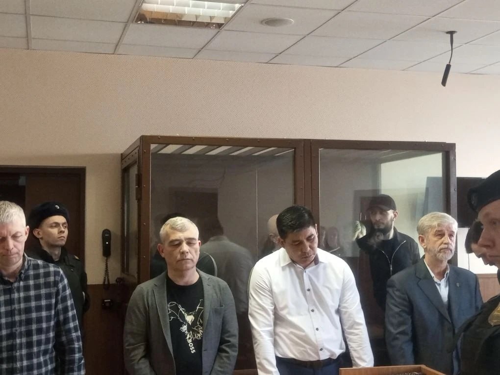 Участники перестрелки в зале суда. Скриншот видео https://news.tek.fm/news/478243 Участники перестрелки в зале суда. Скриншот видео https://news.tek.fm/news/478243