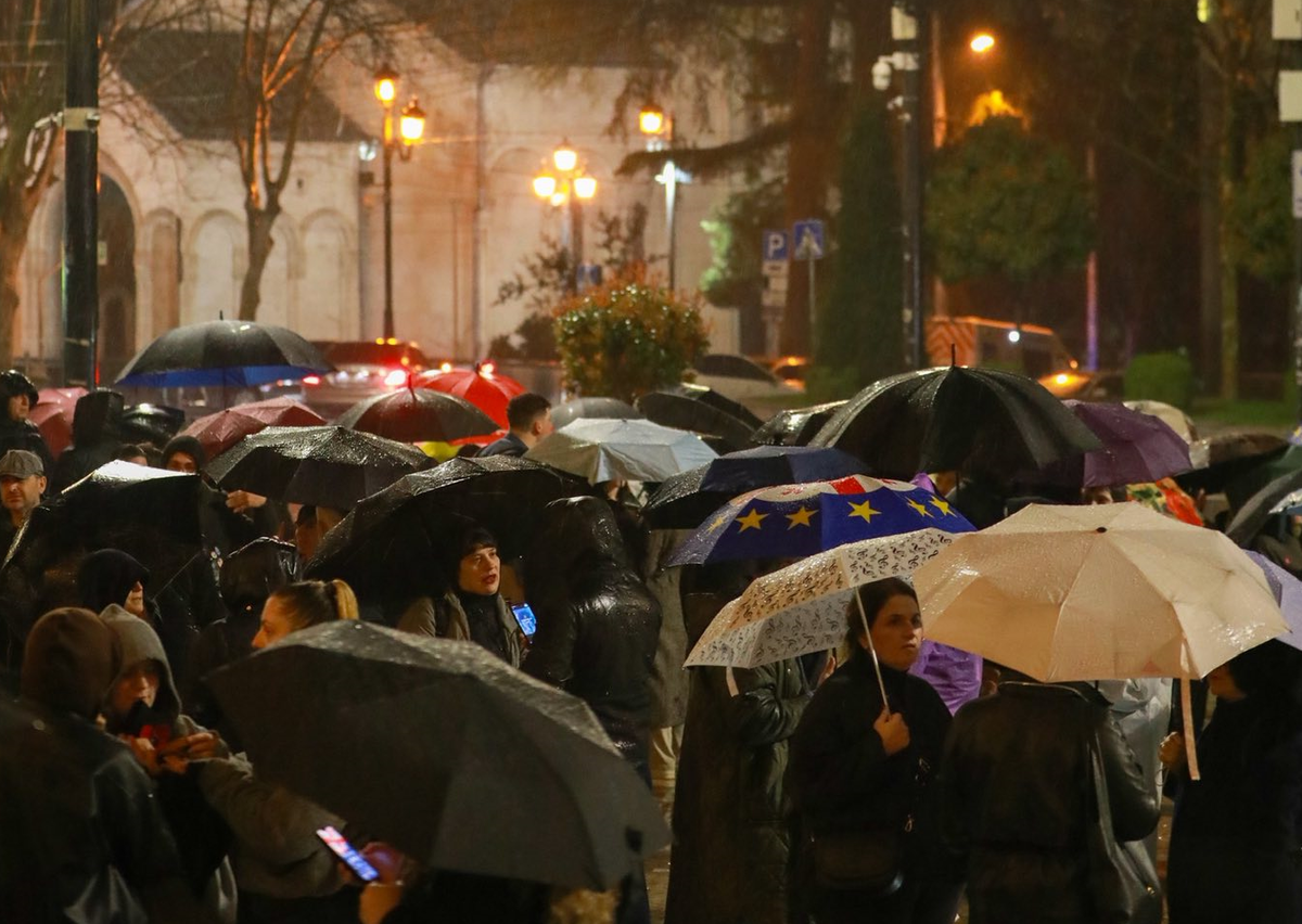 Стоп-кадр: "Проевропейские протесты в Тбилиси 483-й день подряд. Фото: MO SE / Facebook