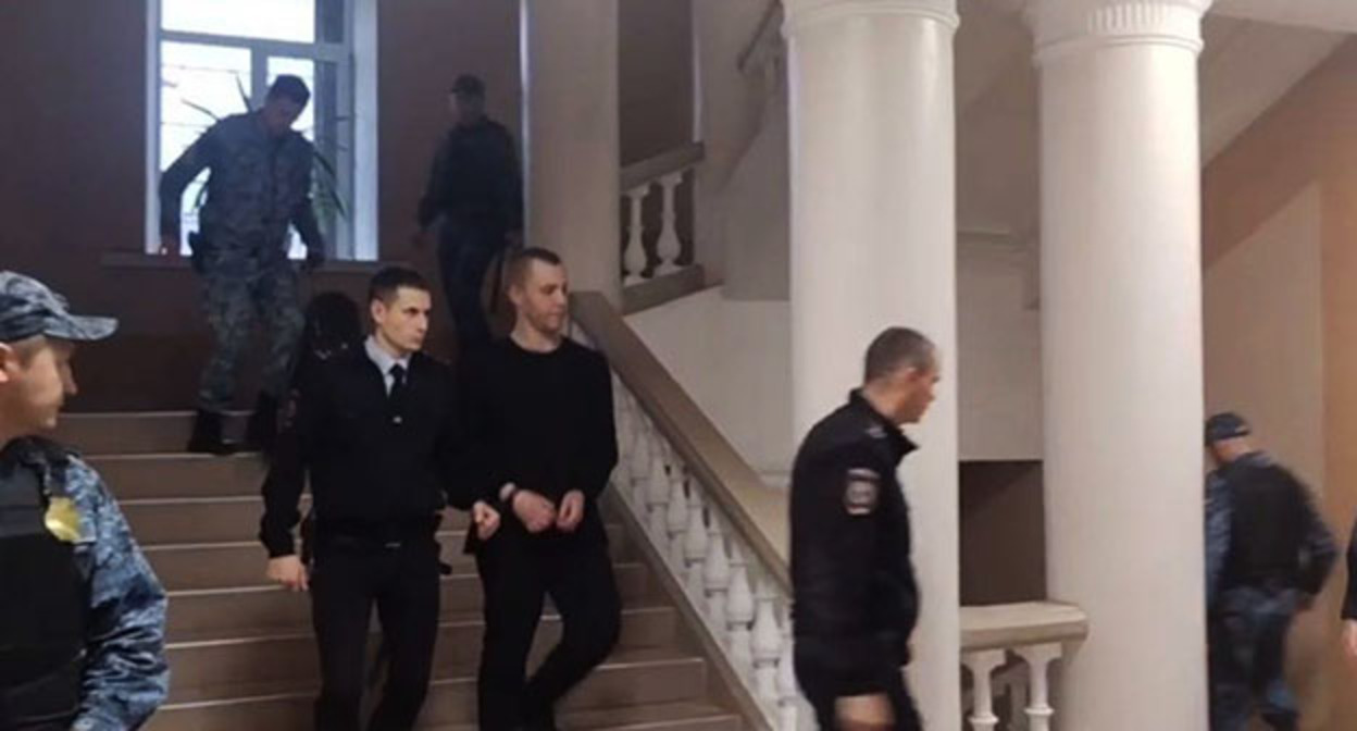 Никита Журавель (в центре) в коридоре суда. Фото: СУ СКР по Волгоградской области Никита Журавель (в центре) в коридоре суда. Фото: СУ СКР по Волгоградской области