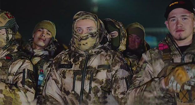 Группа бойцов, отправленных из Чечни в зону СВО. 27 марта 2026 года. Скриншот видео https://t.me/RKadyrov_95/6448