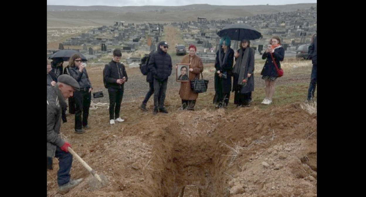 Похороны Айшат Баймурадовой. Ереван, 27 марта 2026 г. Фото: https://t.me/svobodapodcast/1166 Похороны Айшат Баймурадовой. Ереван, 27 марта 2026 г. Фото: https://t.me/svobodapodcast/1166