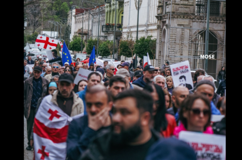 Марш в Кутаиси. Фото Mo Se. https://www.facebook.com/photo/?fbid=4263152930666113&set=pcb.4263154510665955 (деятельность компании Meta, владеющей соцсетью, запрещена в России)