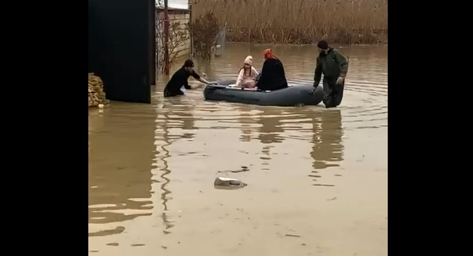 Наводнение в Дагестанских Огнях. Стоп-кадр видео администрации города https://t.me/dagogni_press/12719