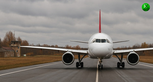 Самолет на взлетной полосе. Иллюстрация создана «Кавказским узлом» с помощью ИИ в программе Copilot