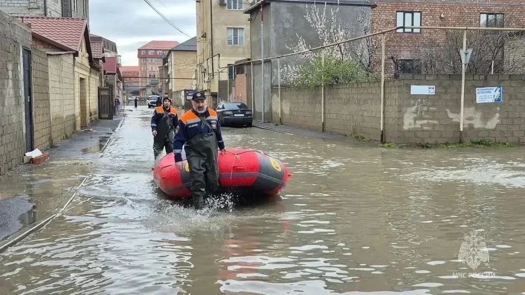 Спасатели в зоне подтопления. Фото: пресс-служба МЧС по Дагестану / Telegram Спасатели в зоне подтопления. Фото: пресс-служба МЧС по Дагестану / Telegram
