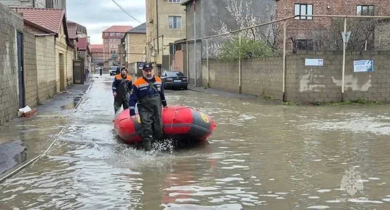 Спасатели в зоне подтопления. Фото: пресс-служба МЧС по Дагестану / Telegram 