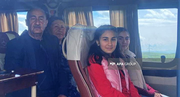 Люди, вернувшиеся в Ходжавенд. 31 марта 2026 года. Фото: APA https://ru.apa.az/social/v-gorod-xodzavend-pribyla-ocerednaya-gruppa-pereselencev-foto-obnovleno-643512