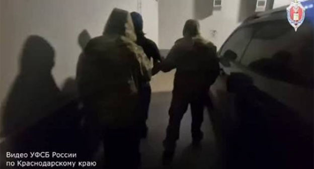 Задержание подозреваемого в приготовлении к поджогу трансформаторной подстанции. 31 марта 2026 г. Скриншот видео https://www.instagram.com/reels/DWizwpjjK3P/