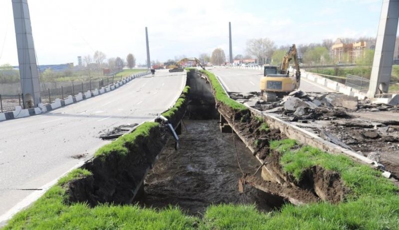 Ремонт дороги к селу Дай в Чечне. Фото: https://checheninfo.ru/429058-chechnja-selo-daj-vyryvaetsja-iz-izoljacii-v-shatojskom-rajone-spectehnika-vosstanavlivaet-edinstvennuju-dorogu.html Ремонт дороги к селу Дай в Чечне. Фото: https://checheninfo.ru/429058-chechnja-selo-daj-vyryvaetsja-iz-izoljacii-v-shatojskom-rajone-spectehnika-vosstanavlivaet-edinstvennuju-dorogu.html