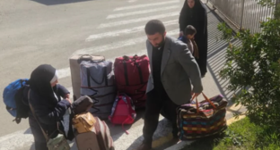 Иностранцы на КПП в Азербайджане. Скриншот фото Report от 31.03.26, https://report.az/ru/vneshnyaya-politika/iz-irana-v-azerbajdzhan-evakuirovano-bolee-3-tys-chelovek#gallery_daece218d9fe6d20ad0c6c63a6b917dd-3