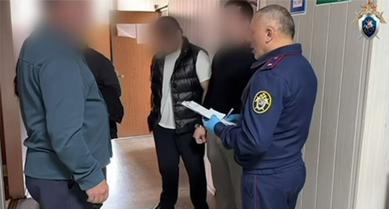 Обыски прошли в администрации Курахского района. Cкриншот видео https://t.me/dagestan_sledcom05/3909