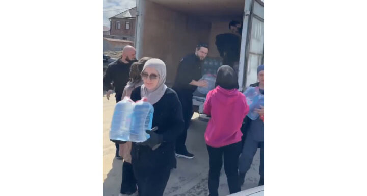 Доставка питьевой воды жителям Махачкалы. Апрель 2026 г. Скриншот видео https://lezgigazet.ru/archives/428933 Доставка питьевой воды жителям Махачкалы. Апрель 2026 г. Скриншот видео https://lezgigazet.ru/archives/428933