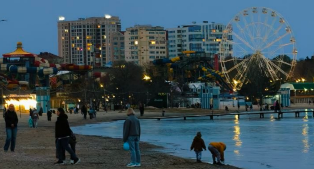 Центральный пляж в Анапе. Скриншот фото из Telegram-канала "Маковозовы" от 02.04.26, https://t.me/makovozovy/57057