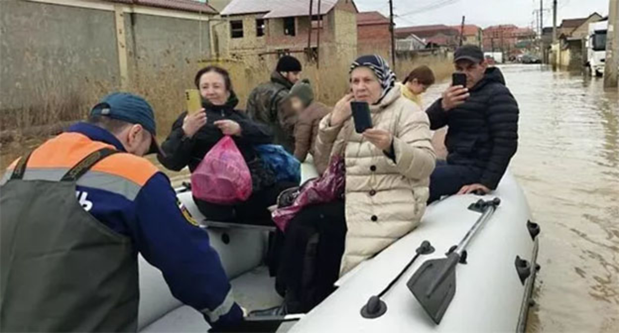 Эвакуация людей во время наводнения в Дагестане. Фото: МЧС РФ по Республике Дагестан