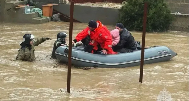 Эвакуация людей в Дагестане. Фото: МЧС России Эвакуация людей в Дагестане. Фото: МЧС России