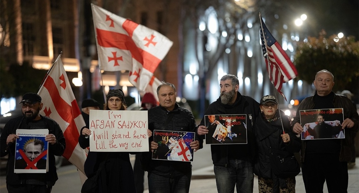 Участники протеста на Руставели с плакатами, посвященными Садыгову. Фото: Natia Amiranashvili / Publika

