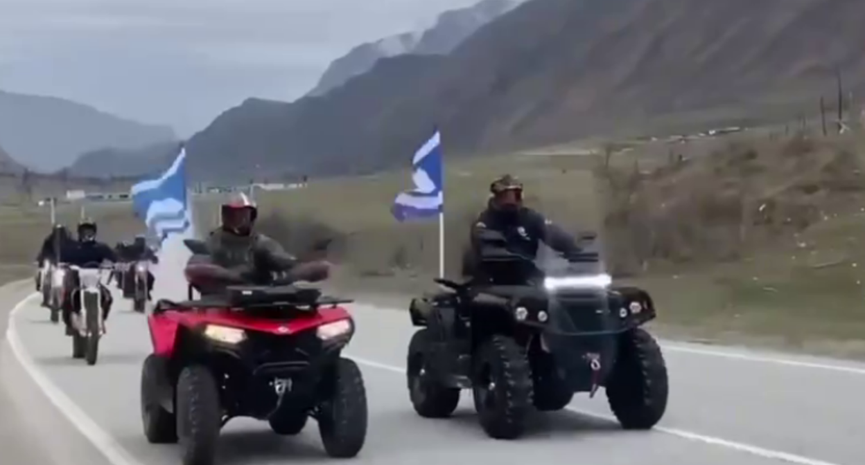 Автопробег в Черекском районе. Стоп-кадр видео из Telegram-канала администрации главы КБР от 28.03.26, https://t.me/pravitelstvokbr/18786.