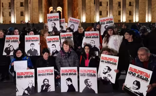 Кадр члены семей узников совести в Тбилиси в 497-й день непрерывных протестов. Фото: TV Pirveli / https://tvpirveli.ge/ka/siaxleebi/politika/125163-meore-tseli-9-aprilis-memorialtan-sindisis-patimrebis-mshoblebi-dgesats-rustavelze