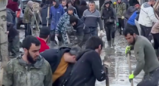 Волонтеры в Мамедкале. С топ-кадр видео "Дагизвестия" https://www.instagram.com/p/DWzlRcPjFK4/ (деятельность компании Meta, владеющей соцсетью, запрещена в России).