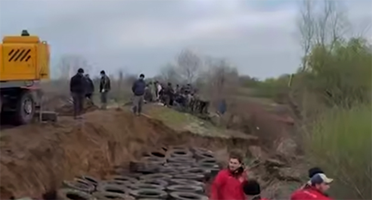 Жители села Бутуш Ботлихского района своими силами укрепляют берега реки Аксайки. 10 апреля 2026 г. Скриншот видео https://t.me/mash_gor/10236