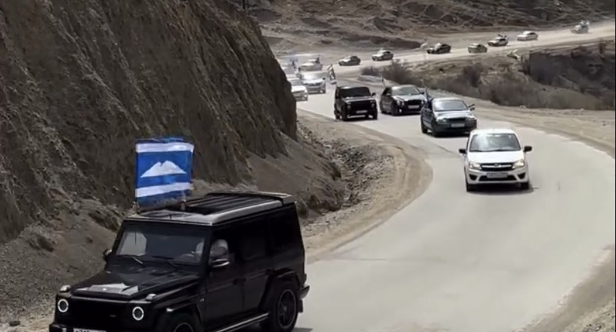 Автопробег в День возрождения балкарского народа. Кадр видео 