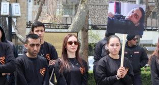 Участники акции в поддержку Давида Минасяна. Скриншот фото Armenia Today от 12.04.26, https://t.me/armtoday/101657.