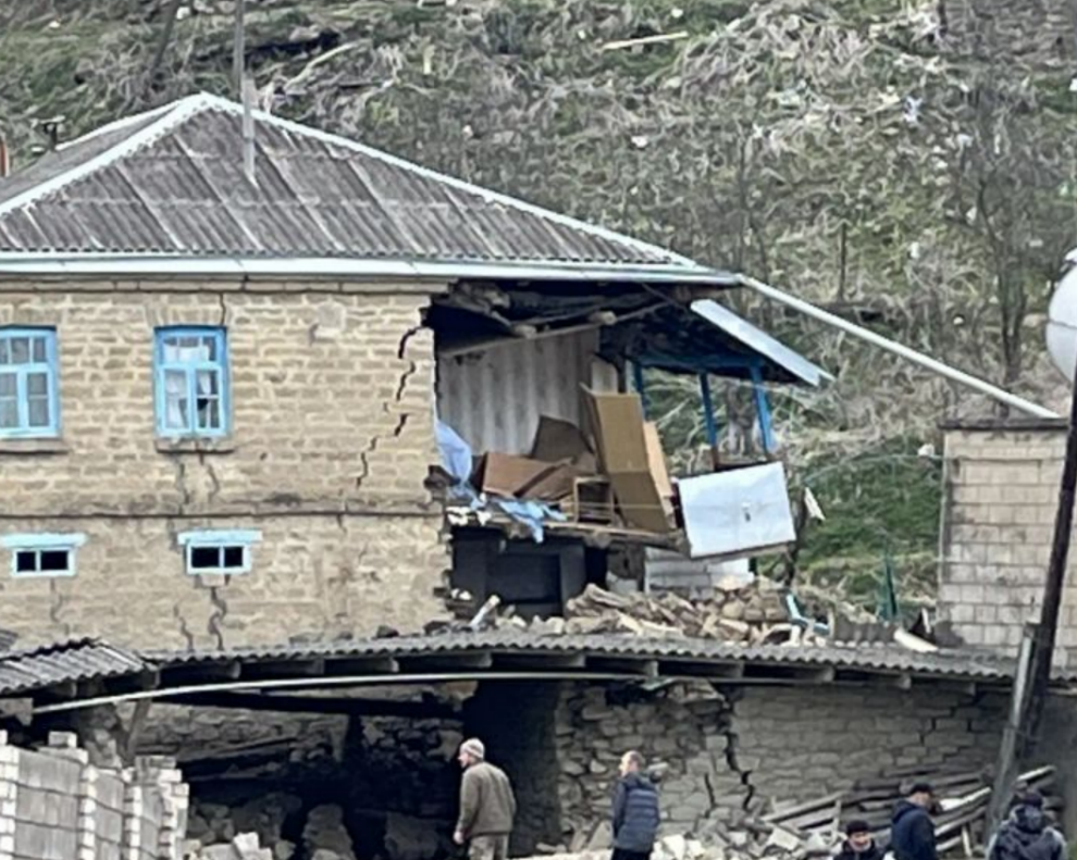 Разрушенный дом в селе Уркарах. Скриншот фото из Telegram-канала администрации Дахадаевского района от 11.04.26, https://t.me/urkarakh_ru/27397 Разрушенный дом в селе Уркарах. Скриншот фото из Telegram-канала администрации Дахадаевского района от 11.04.26, https://t.me/urkarakh_ru/27397