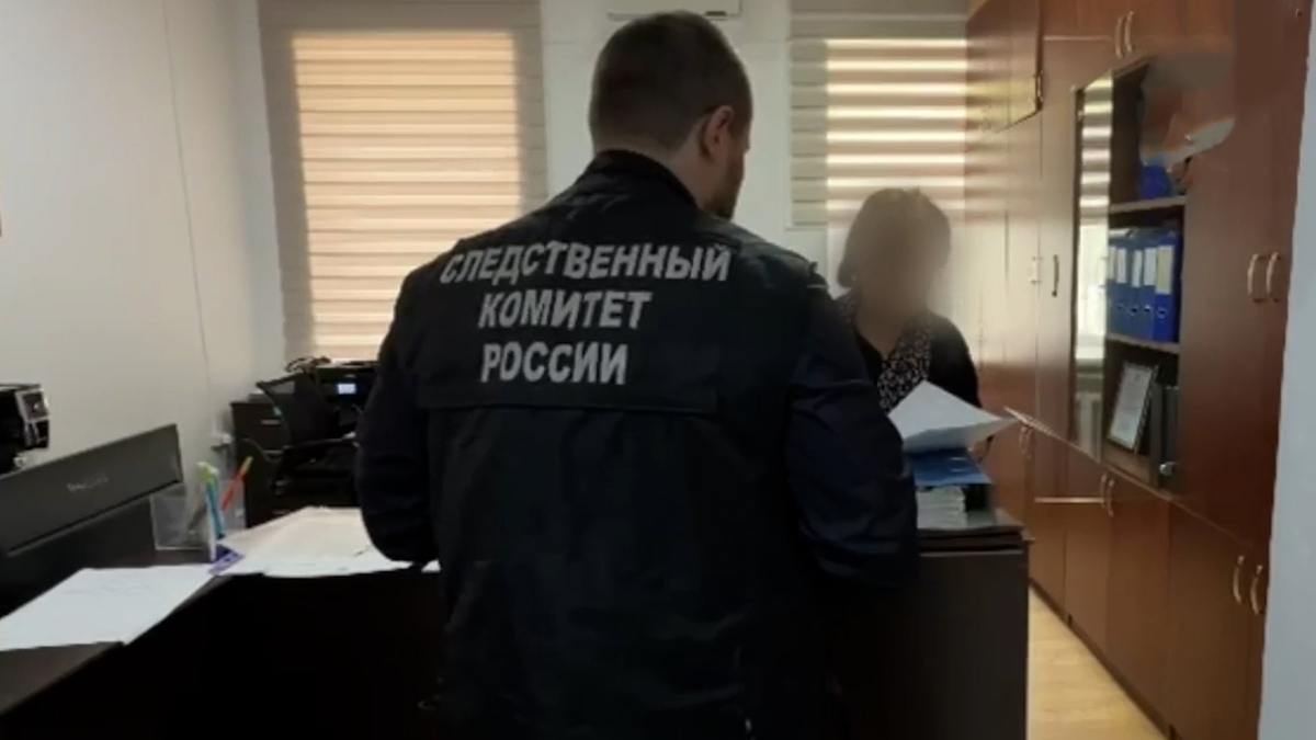 Обыск во время задержания директора водоканала. 13 апреля 2026 г. Скриншот видео https://www.1tv.ru/news/2026-04-13/539224 Обыск во время задержания директора водоканала. 13 апреля 2026 г. Скриншот видео https://www.1tv.ru/news/2026-04-13/539224