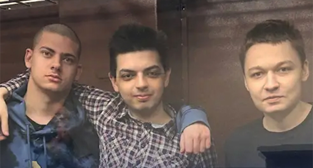 Илья Кудинов, Ахмед Рамалданов и Иван Благодатских (слева направо). Скриншот видео https://www.youtube.com/post/Ugkxb3-dJLOvGw3MxbsFnLjP-Dnp5CKWxqr2
