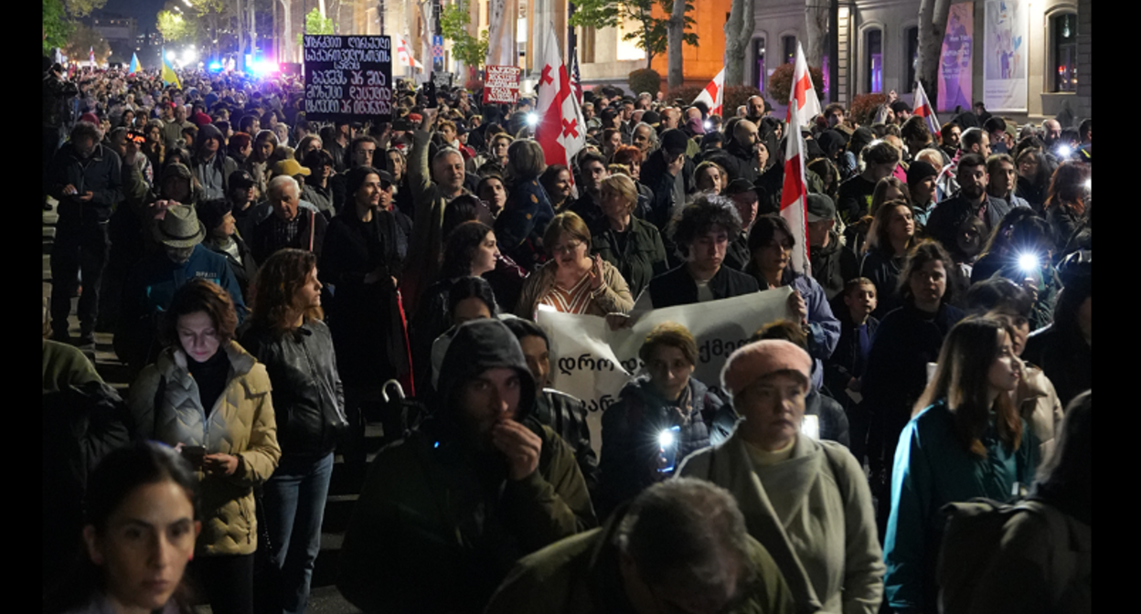 Протестный марш в Тбилиси. Скриншот фото "Мауцкебели" от 18.04.26, https://www.facebook.com/photo/?fbid=1622268069898640&set=pcb.1622282206563893 (деятельность компании Meta, владеющей соцсетью, запрещена в России).