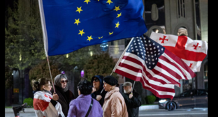 Участники протестов у парламента Грузии. Скриншот фото Publika от 19.04.26, https://www.facebook.com/photo?fbid=1736237834442426&set=pcb.1736237931109083 (деятельность компании Meta, владеющей соцсетью, запрещена в России).