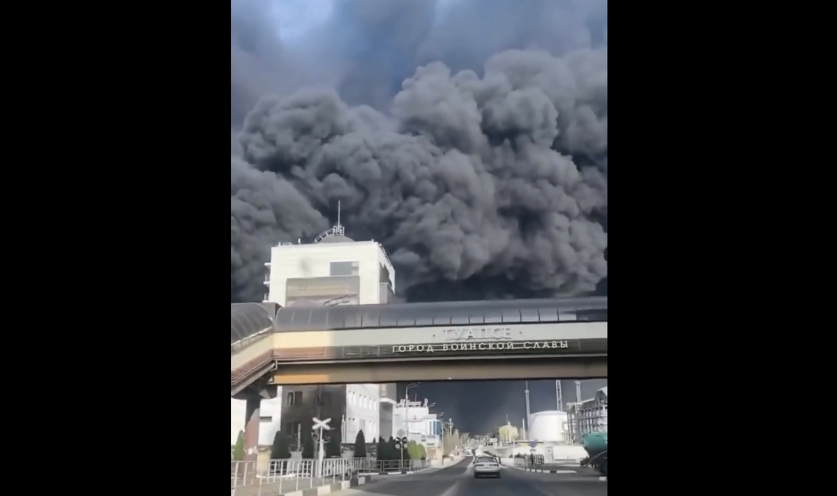 Дым над Туапсе. Кадр видео: chp.15region / Instagram*
(www.instagram.com/reel/DXbrZ_5jaff)