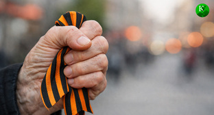 Георгиевская ленточка. Иллюстрация создана «Кавказским узлом» с помощью ИИ в программе Copilot