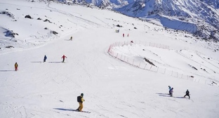 Лыжники на курорте "Эльбрус". Фото: пресс-служба курорта https://resort-elbrus.ru/ Лыжники на курорте "Эльбрус". Фото: пресс-служба курорта https://resort-elbrus.ru/