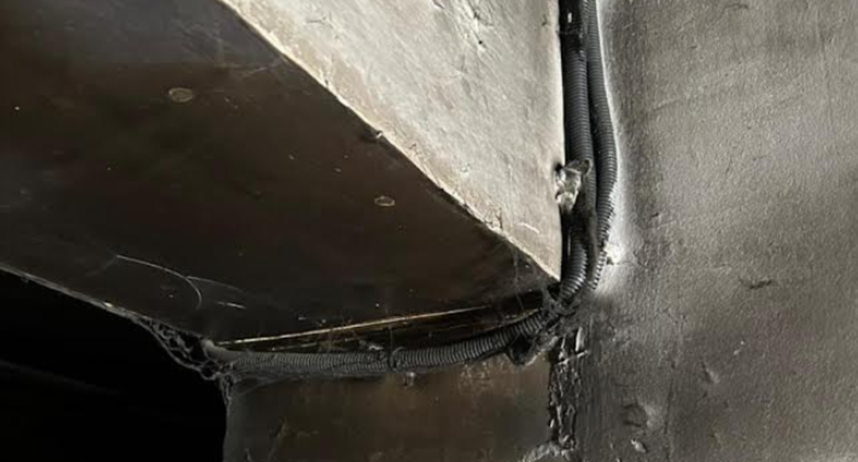 Поврежденная после пожара проводка. Фото корреспондента "Кавказского узла" от 26.04.26.