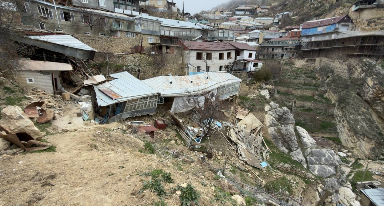 Дома в селе Тебекмахи после оползней. Фото администрации Акушинского района https://t.me/akushamr/19196