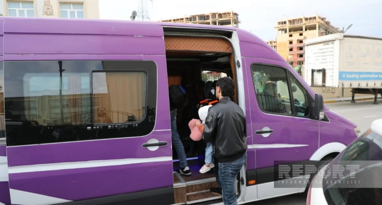 Бывшие вынужденные переселенцы перед возвращением в Карабах. 28 апреля 2026 года. Фото: Report https://report.az/ru/vnutrennyaya-politika/v-gorod-hodzhavend-poselok-gyrmyzy-bazar-i-selo-hanoba-vyehali-ocherednye-gruppy-byvshih-vynuzhdennyh-pereselencev