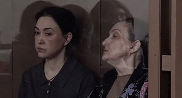 Елена Золотарева (справа) в зале суда. Фото: Краснодарский краевой суд