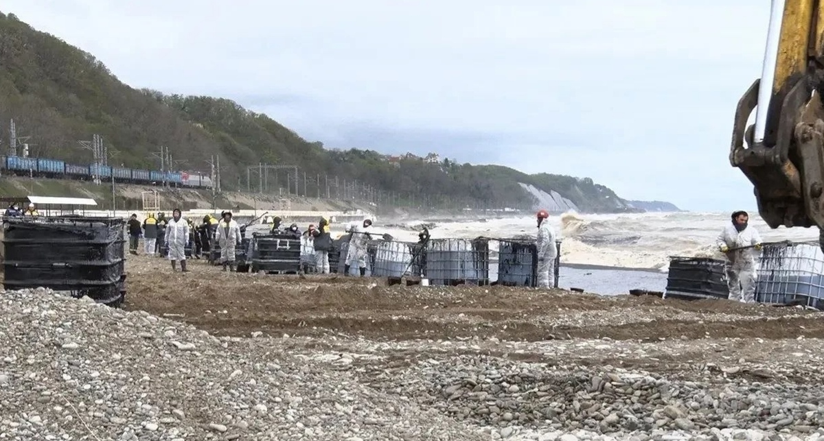 Уборка нефтепродукта на побережье в Туапсе. Фото из телеграм-канала оперштаба Кубани https://t.me/opershtab23/15794