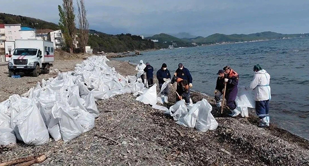 Уборка на пляже в Туапсе. 30 апреля 2026 г. Фото: https://t.me/opershtab23/15862