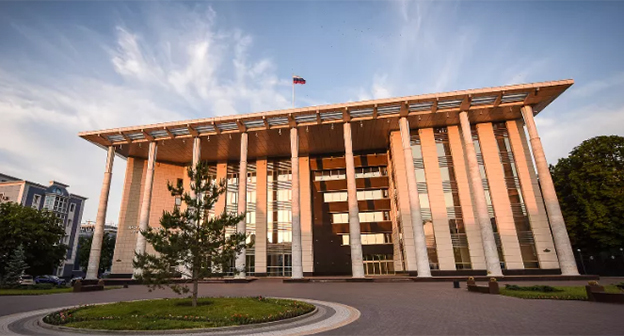 Краснодарский краевой суд. Фото Елены Синеок. "Юга.ру"