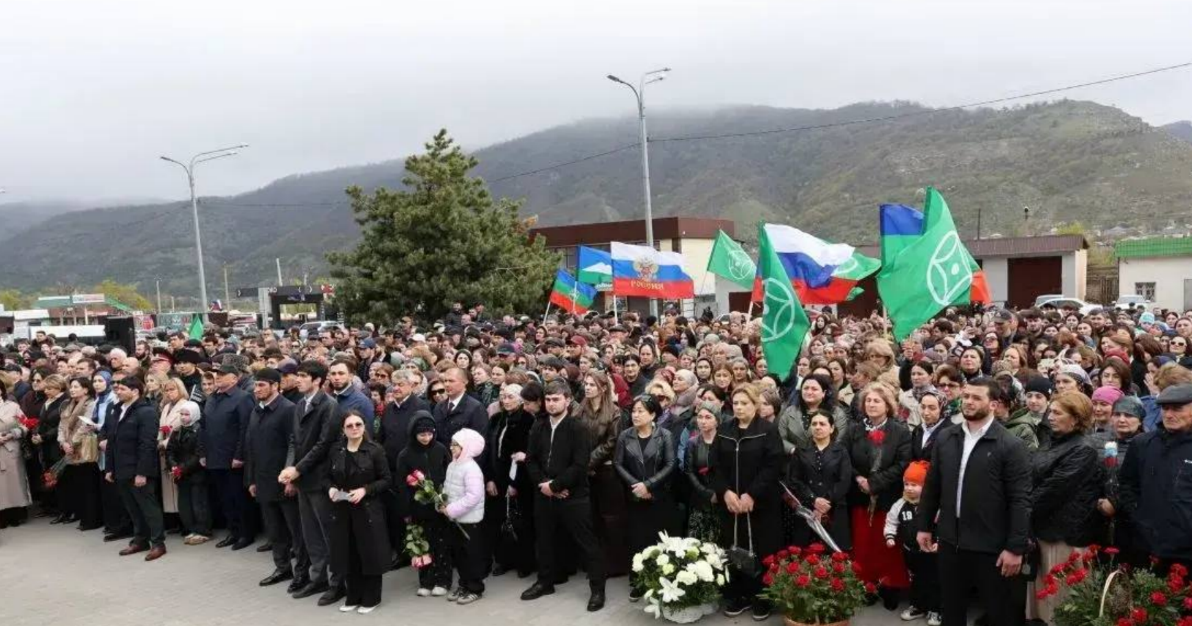 Участники акции в Карачаевске. Скриншот фото из Telegram-канала Рашида Темрезова.