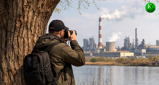 Мужчина фотографирует предприятие. Иллюстрация создана «Кавказским узлом» с помощью ИИ в программе Copilot Мужчина фотографирует предприятие. Иллюстрация создана «Кавказским узлом» с помощью ИИ в программе Copilot